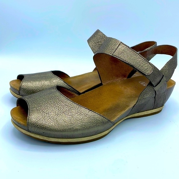 DANSKO Vera gold metallic leather low wedge sandals - Picture 1 of 7